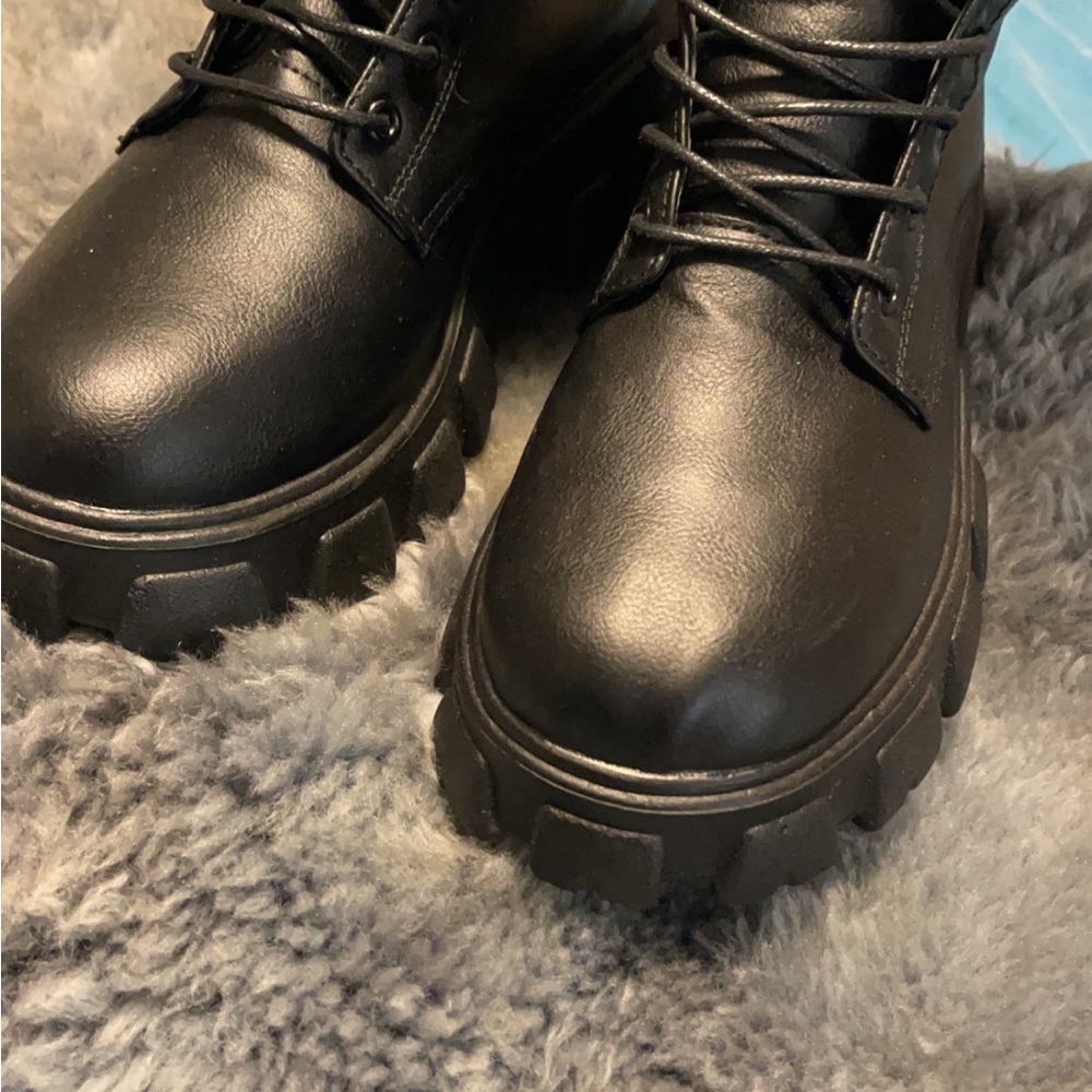 Woman’s mid calve boots